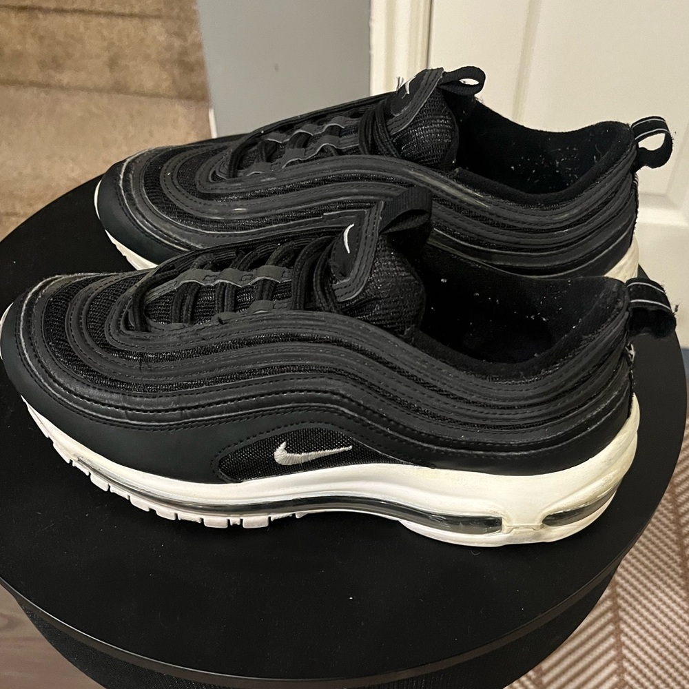 Black and white air max 97’s in great condition size youth six